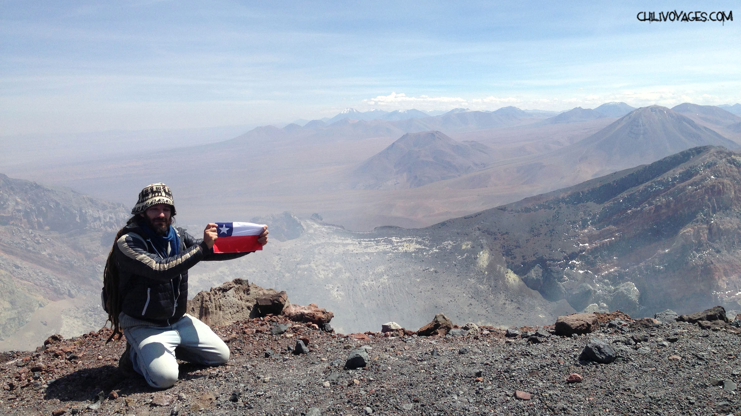 Photo d'un alpiniste en haut d'un volcan lors d'un pvt au chili