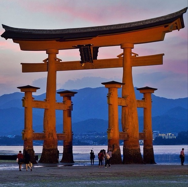 Le célèbre #Torii à #Miyajima, au moment où le soleil s'en va se coucher ...