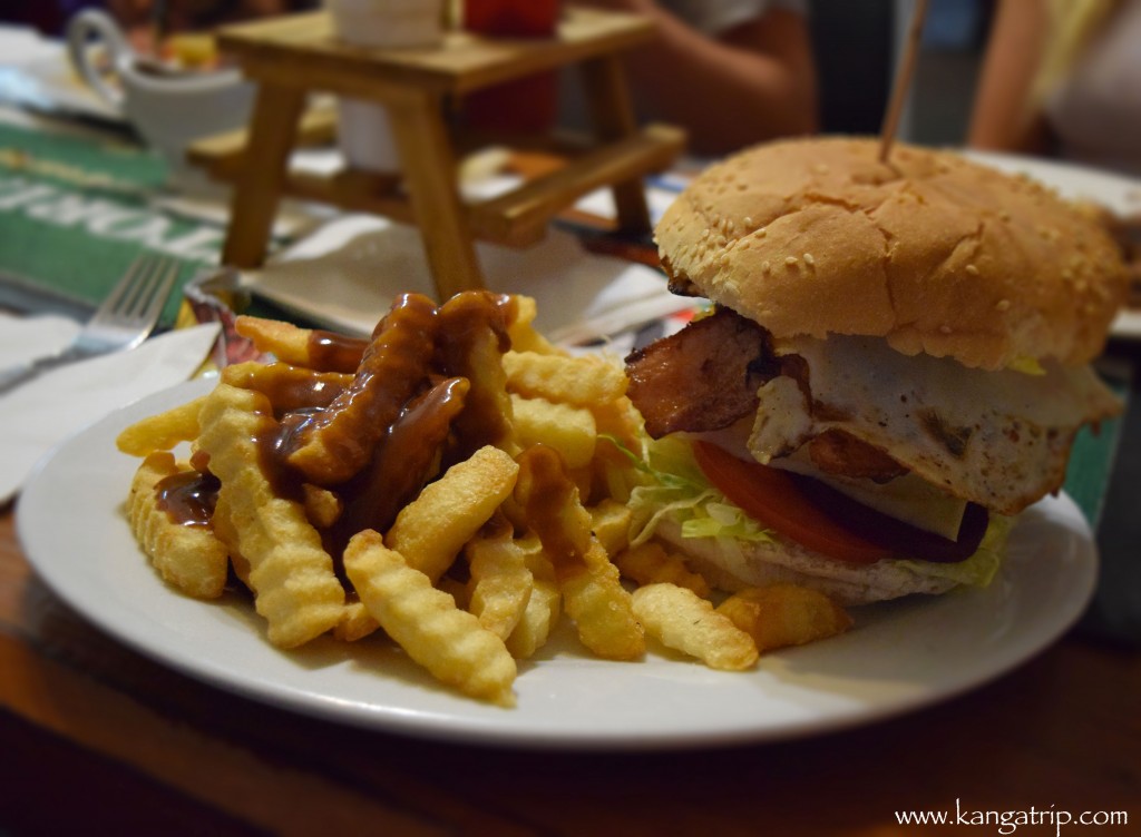 Aussie Burger with bbq sauce of course ! 