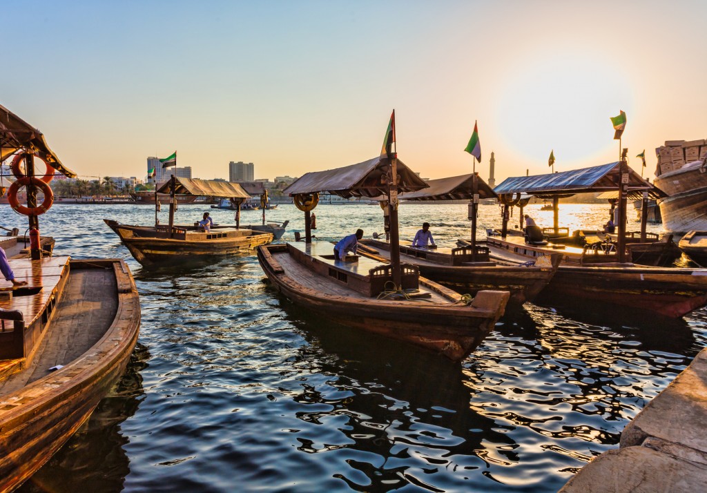 bateau traditionnel dans la dubai creek