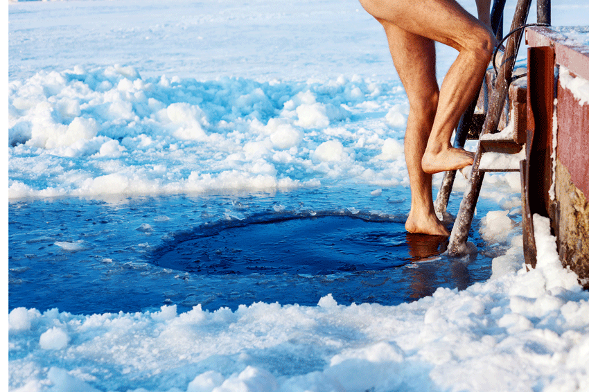 Photo d un homme allant dans de l'eau gelee en hiver au Canada