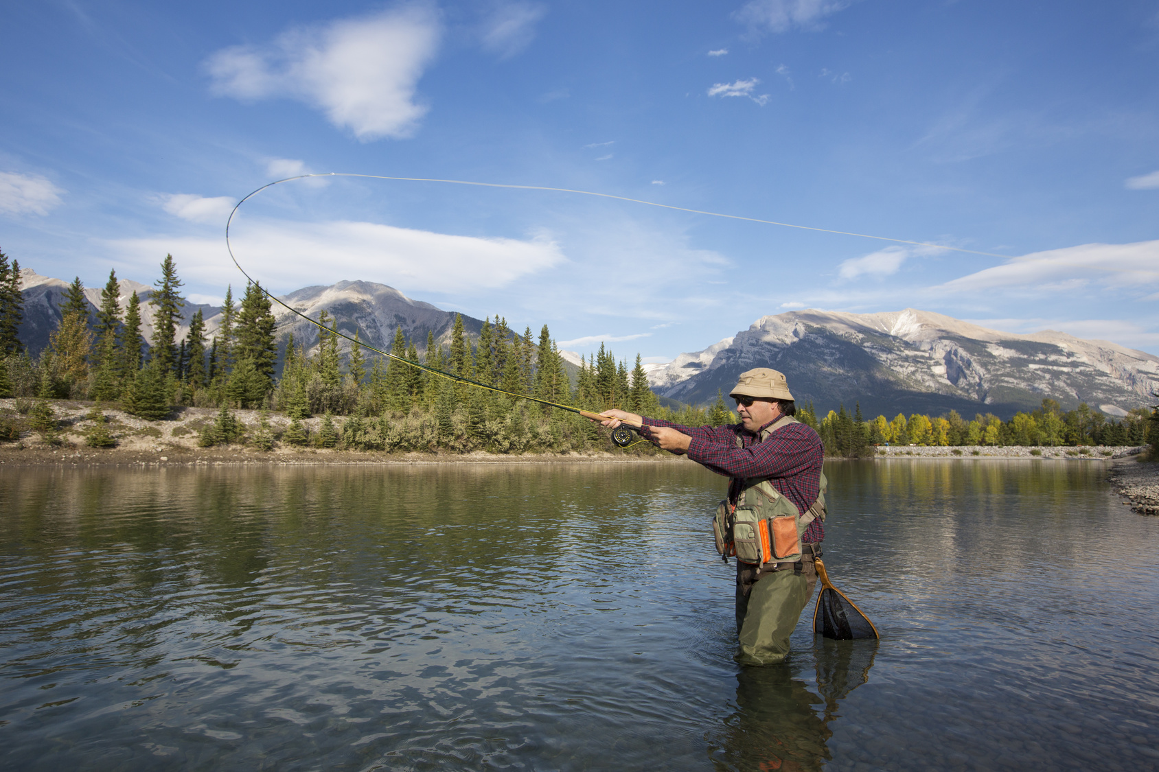 Photo d'un pecheur dans une riviere au Canada en PVT