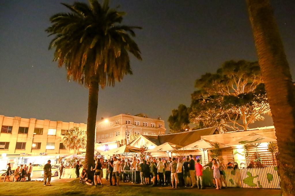 faire la fête au bar The vineyard à Melbourne