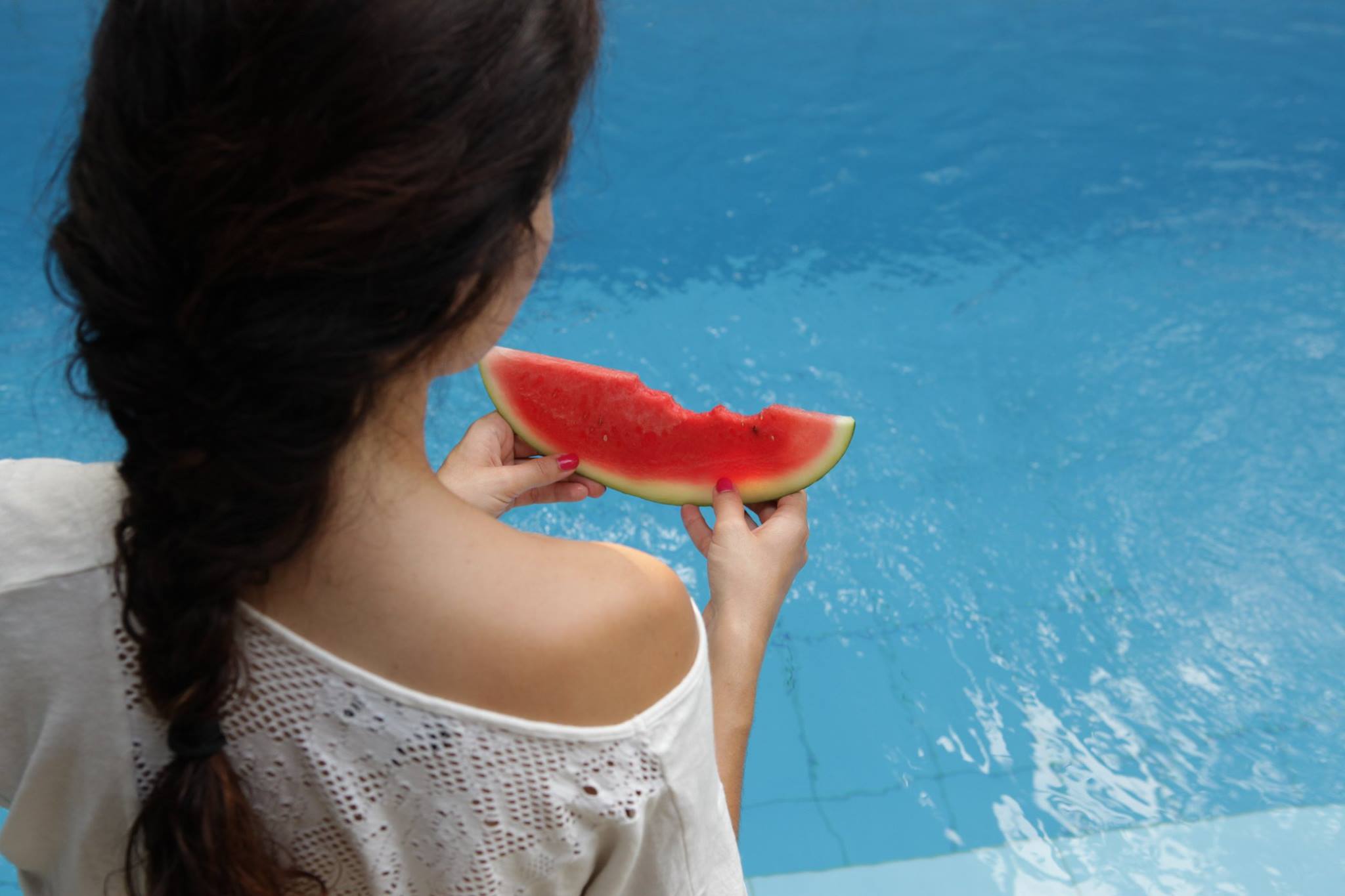 amelie sur le bord de la piscine en colombie