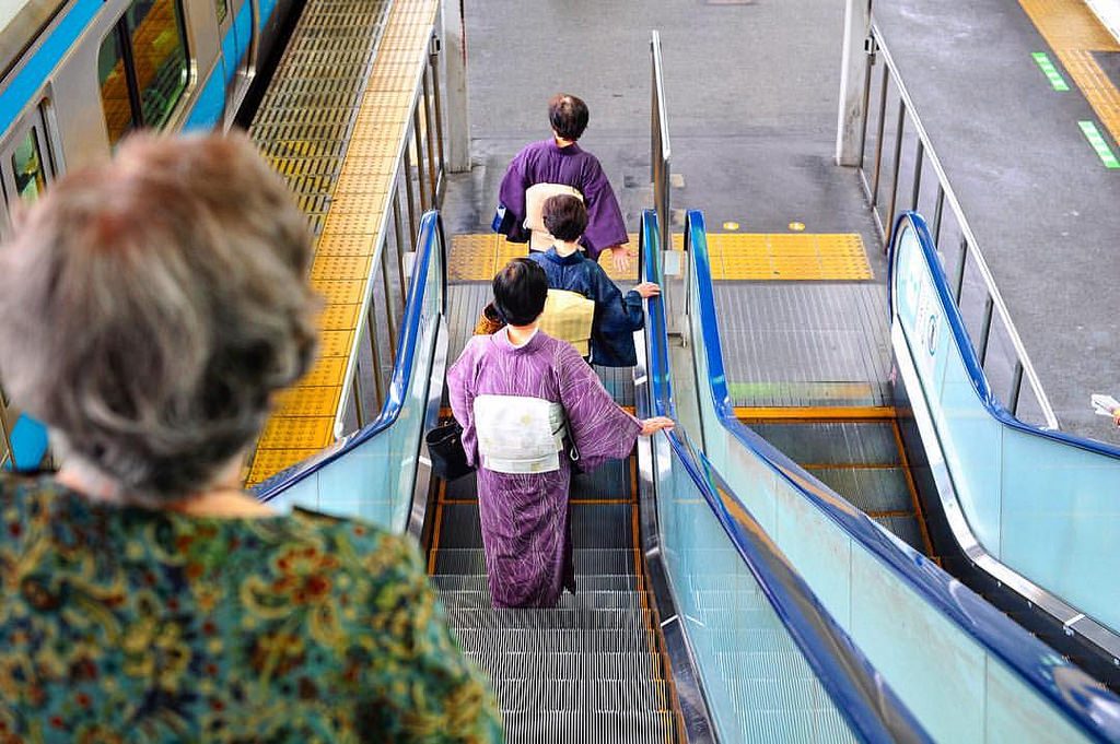 Des femmes en kimono dans le metro japonais
