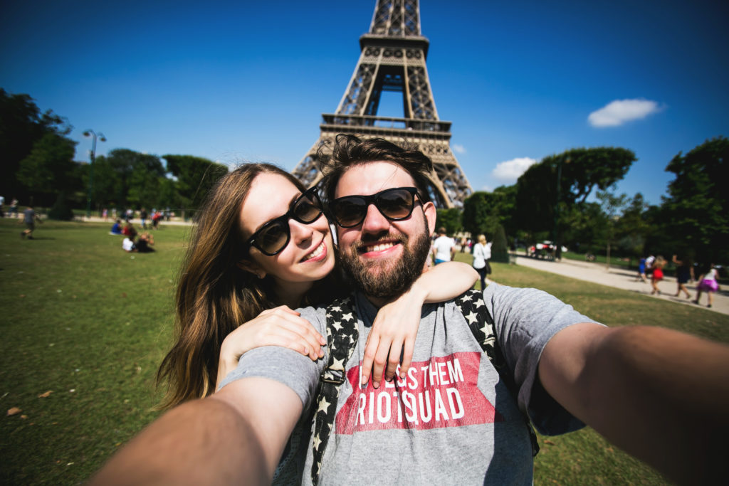 deux voyageurs en WHV France devant la Tour Eiffel