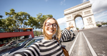 La France, une destination PVT de plus en plus tendance une voyageuse a Paris en PVT France