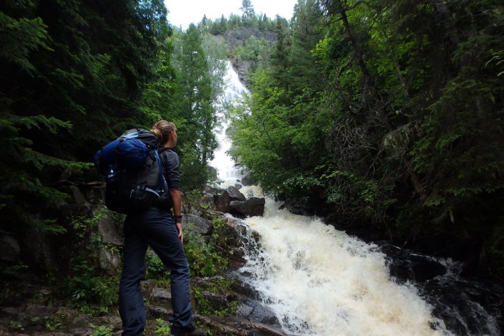 chute d'eau dans la nature quebecoise